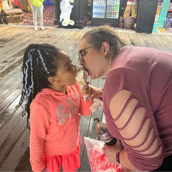 Meet your Posher, Mel - Picture 2 of 8